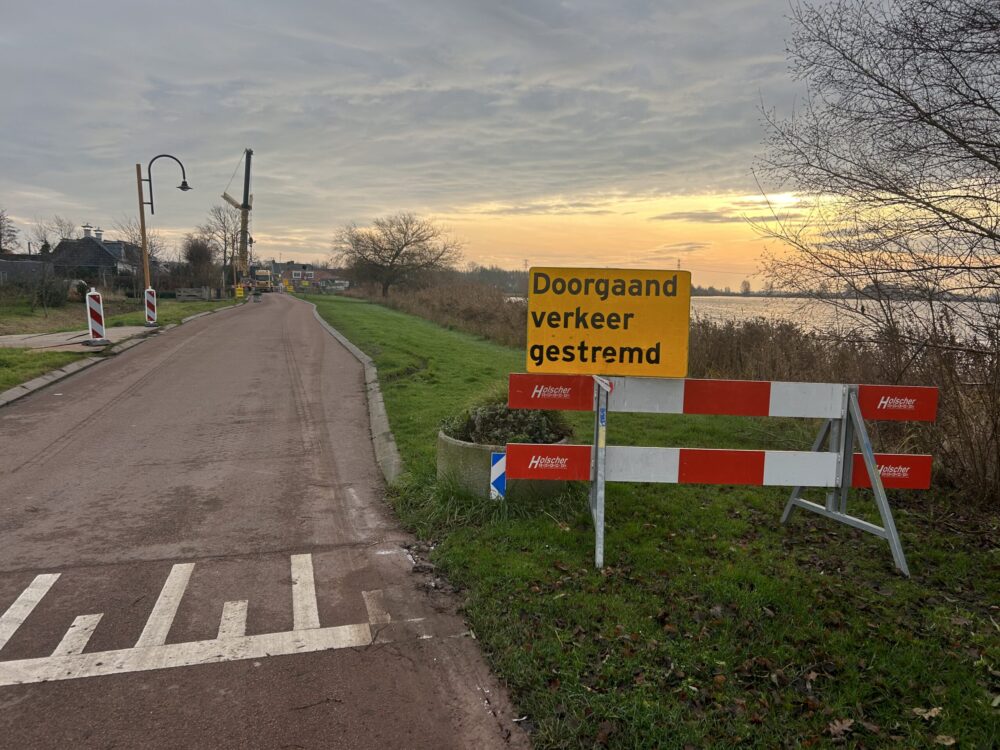 Brug Oxena Brids weggehaald voor renovatie