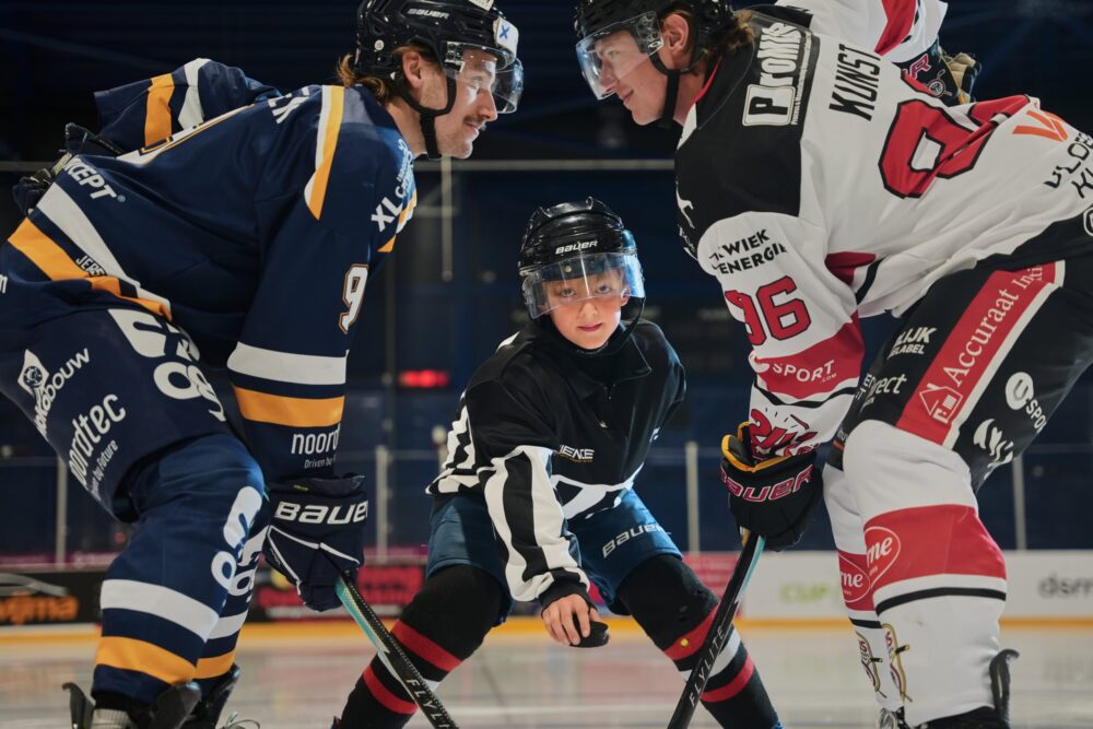 Ijshockeyrivalen bundelen krachten voor Beatrix Kinderziekenhuis