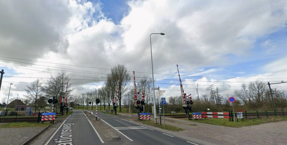Spoorovergang Grou dicht: hinder voor weg- én treinverkeer
