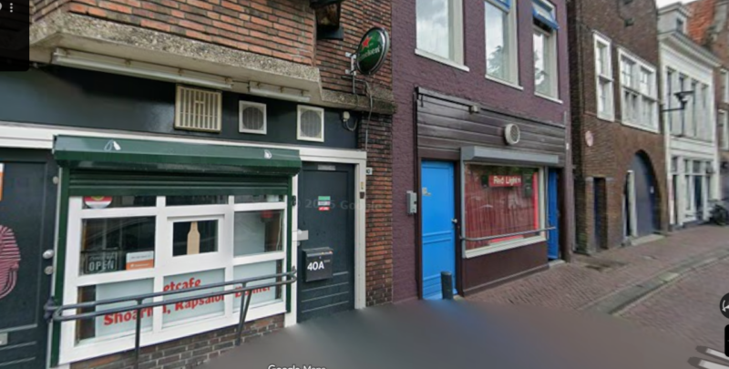 Inval politie in eetcafé aan de Weaze in Leeuwarden: twee aanhoudingen en drugs aangetroffen