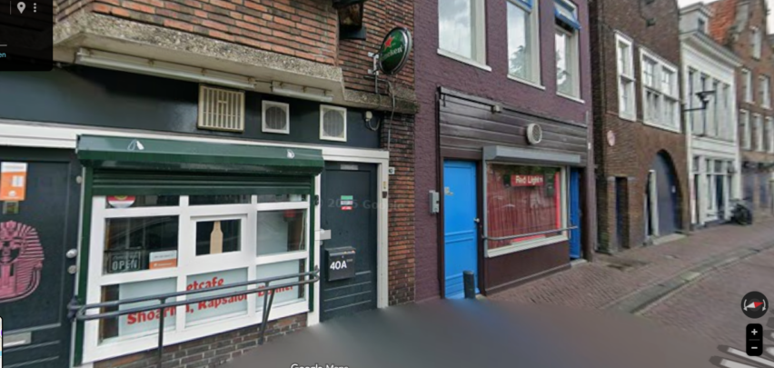 Inval politie in eetcafé aan de Weaze in Leeuwarden: twee aanhoudingen en drugs aangetroffen