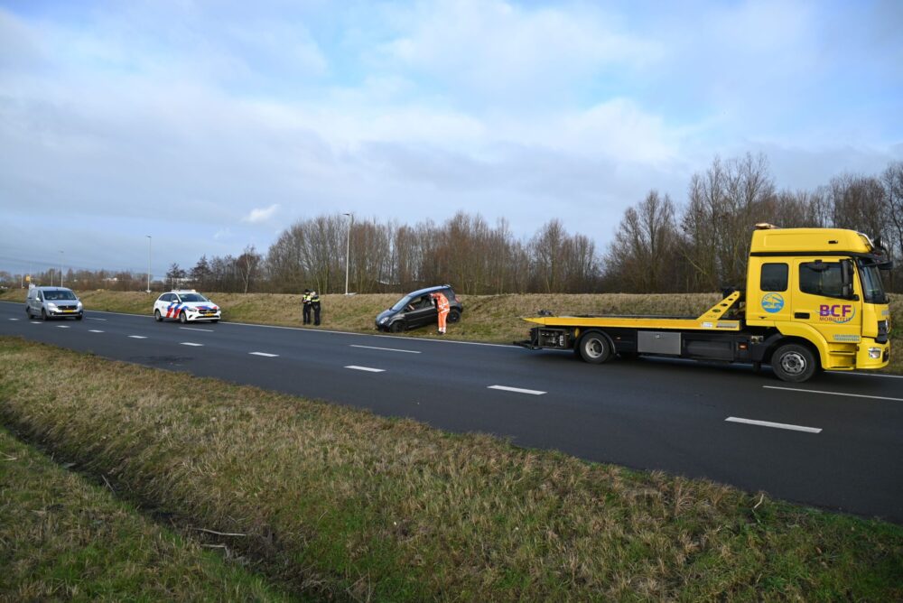 Auto schiet over verhoogde middenberm/geluidswal in Leeuwarden