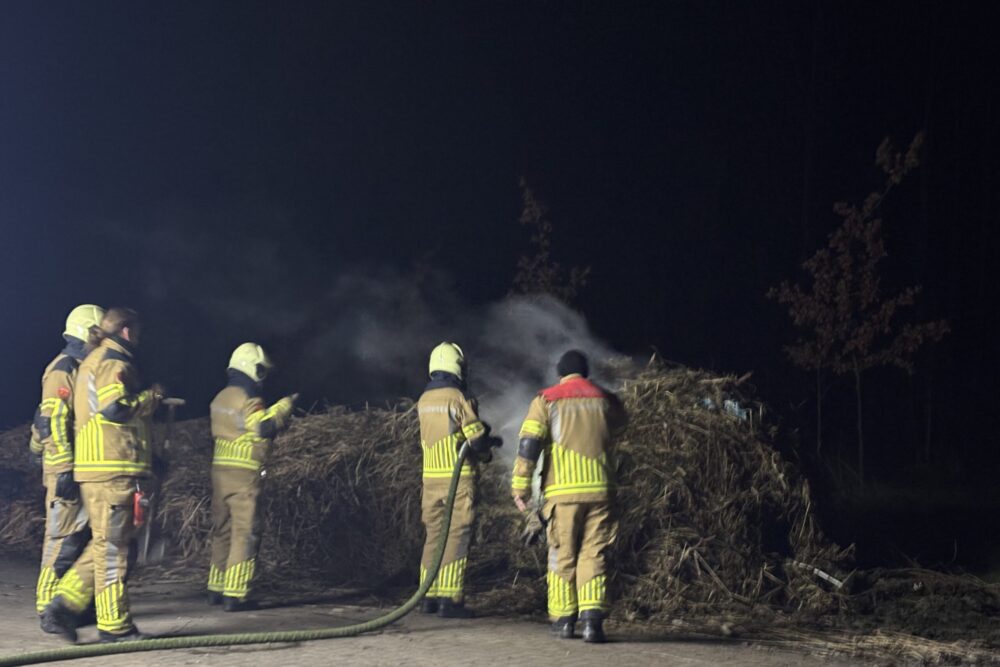 Brandweer blust buitenbrand op parkeerplaats in Leeuwarden