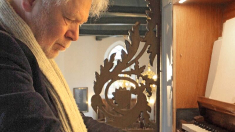 Primeur voor Nederland: Theo Jellema speelt ontdekt orgelwerk van Bach in Dorpskerk van Huizum