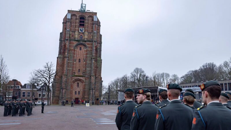 Militairen van 44 Pantserinfanteriebataljon uit Havelte leggen bij Oldehove eed of belofte af