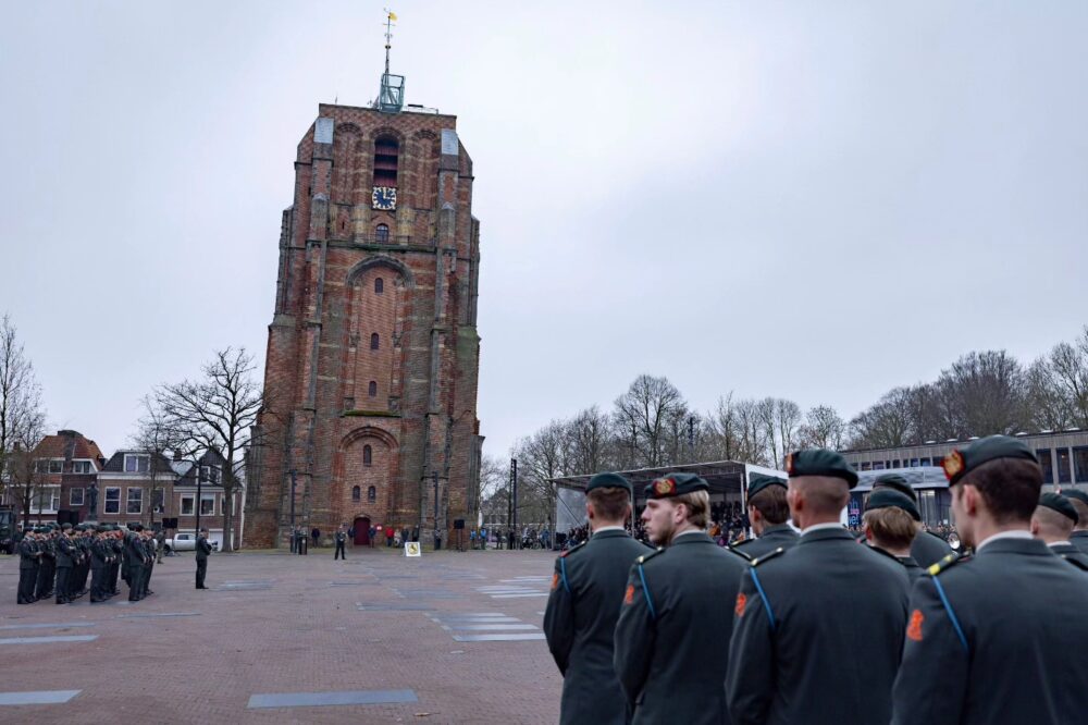 Militairen van 44 Pantserinfanteriebataljon uit Havelte leggen bij Oldehove eed of belofte af
