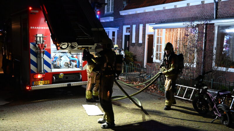 Rookontwikkeling bij brand in bijgebouw achter woning in Leeuwarden