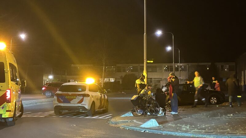 Botsing tussen auto en fiets: fietser belandt tegen de voorruit van de auto