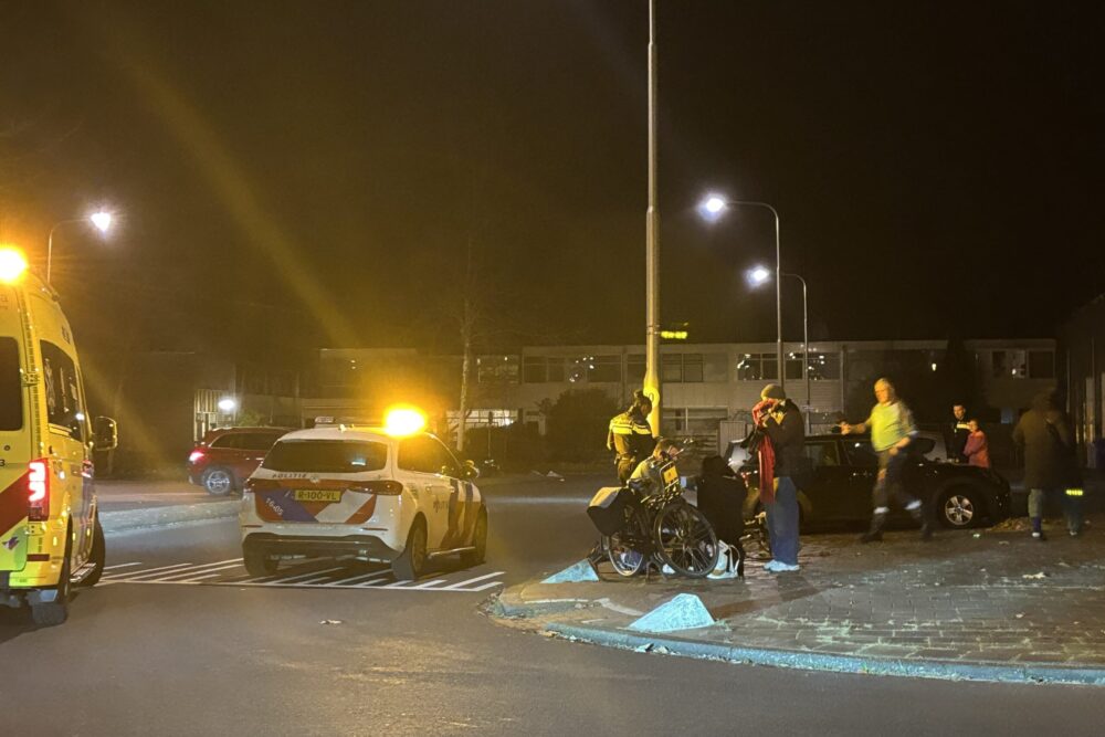 Botsing tussen auto en fiets: fietser belandt tegen de voorruit van de auto