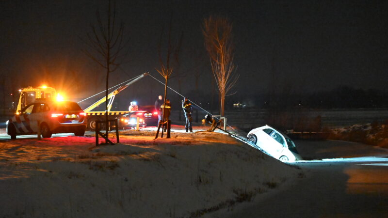 Auto belandt door gladheid in sloot in Leeuwarden