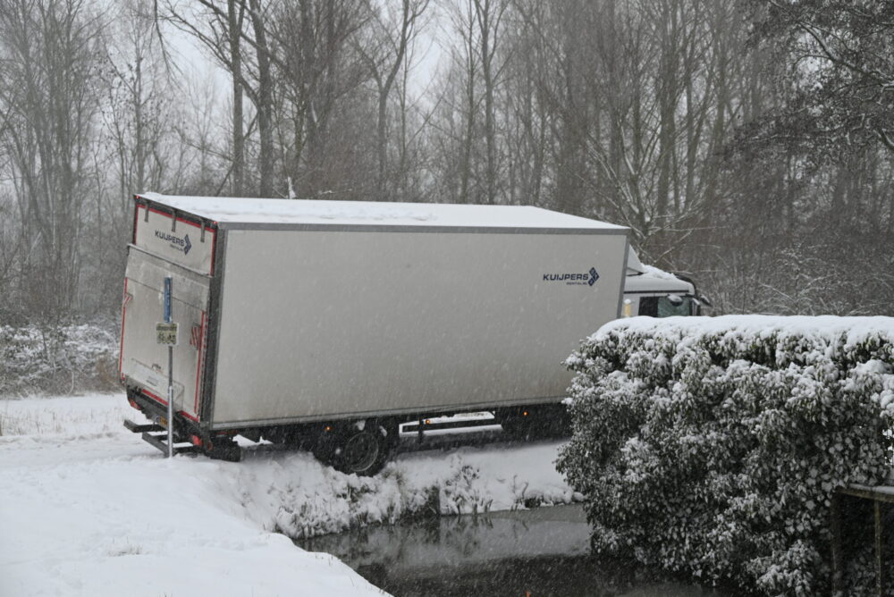 Vrachtwagen belandt door gladheid in sloot in Leeuwarden