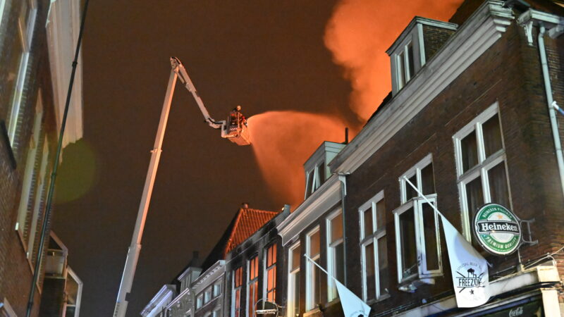 Zeer grote brand in Leeuwarden vijftien mensen geëvacueerd