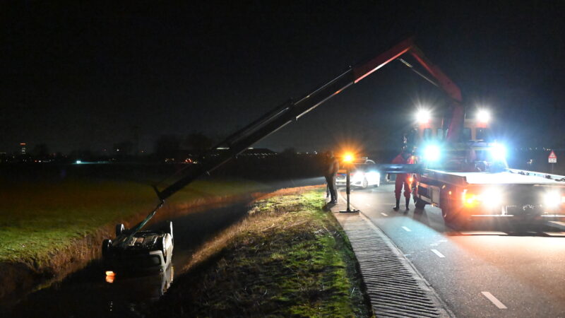 Geen gewonden nadat auto in sloot eindigt bij Swichum