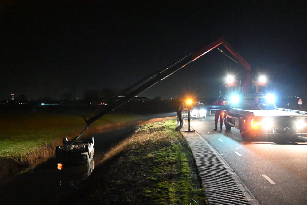 Geen gewonden nadat auto in sloot eindigt bij Swichum