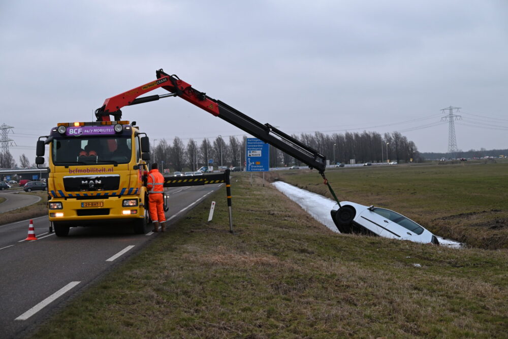 Auto glijdt van weg bij Wirdum en eindigt in sloot