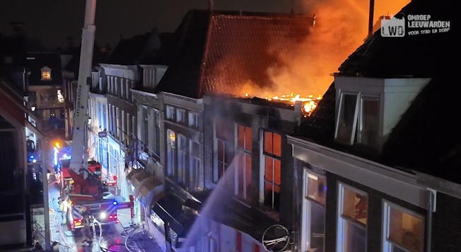 VIDEO: Nachtelijke brand in Leeuwarden loopt op tot GRIP 1