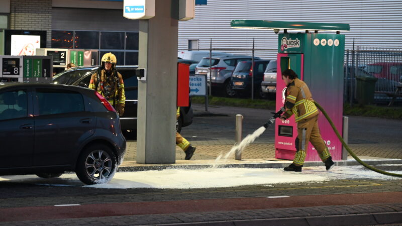 Brandweer brengt preventief schuimlaag aan rond benzinelekkende auto in Leeuwarden