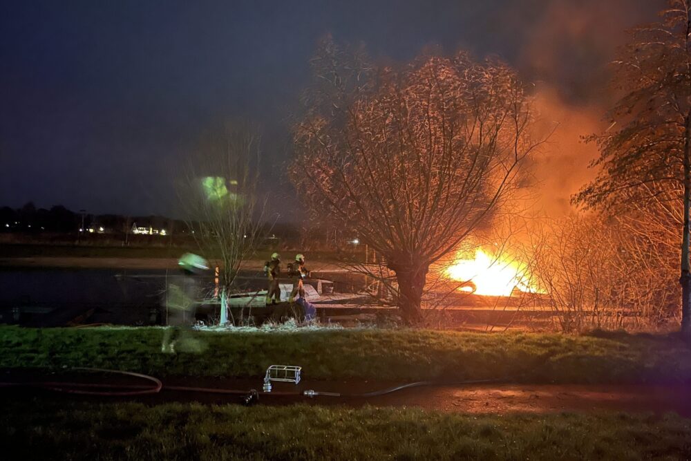 Brandweerlieden blussen brandende boot in Leeuwarden
