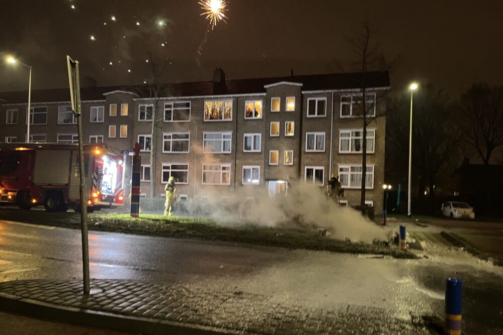 Brandweer blust brand in middenberm in Leeuwarden
