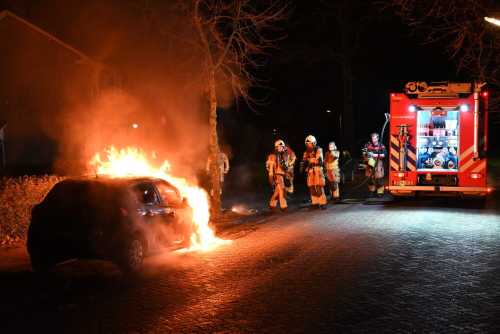 Politie onderzoekt autobranden in de Leeuwarder wijk Huizum