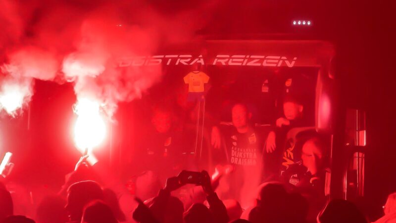 Spelersbus Cambuur groots en met veel vuurwerk onthaald na winst op ADO Den Haag