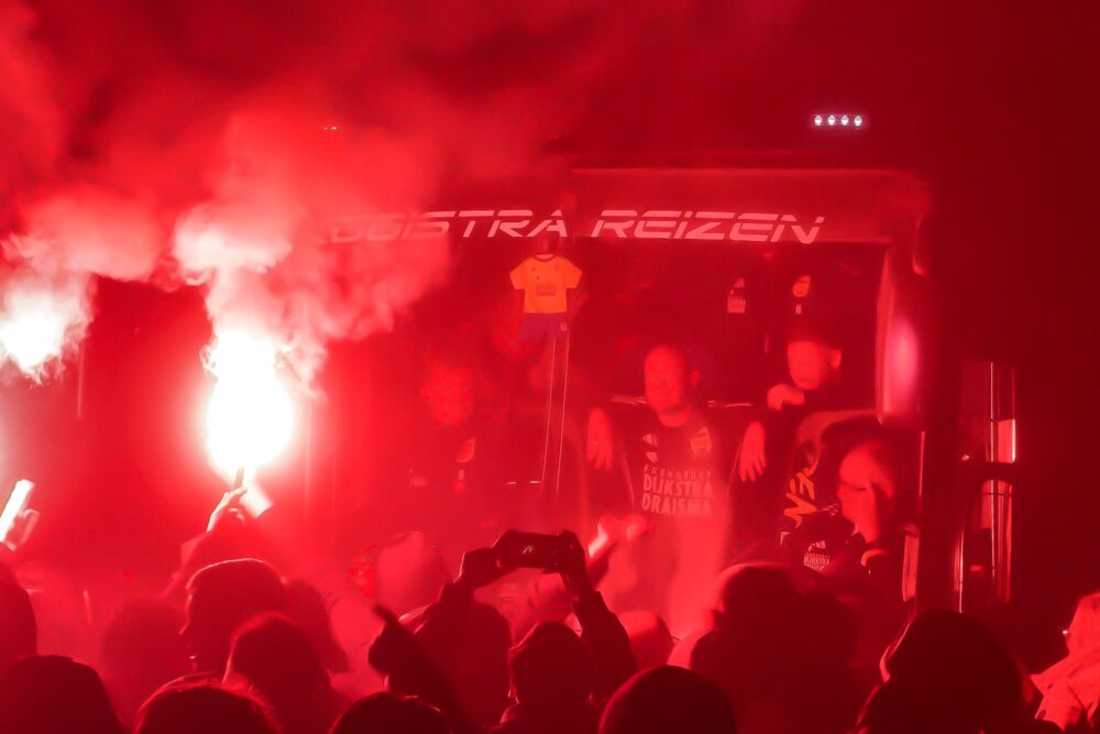 Spelersbus Cambuur groots en met veel vuurwerk onthaald na winst op ADO Den Haag