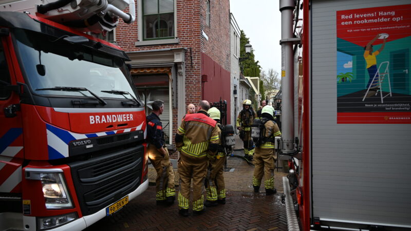Brand elektrische kachel leidt tot flinke inzet brandweer in Leeuwarden