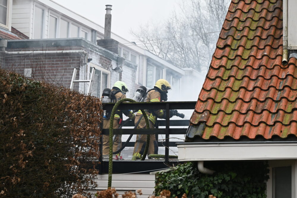 Felle brand verwoest schuurtje achter woning in Leeuwarden