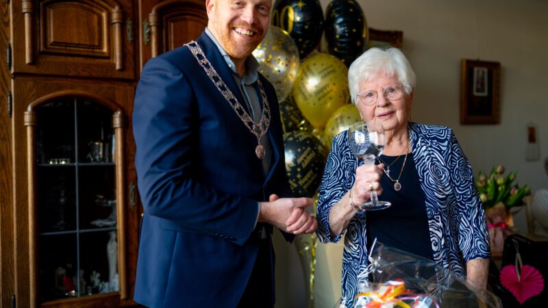 Locoburgemeester Hein de Haan feliciteert 100-jarige Cecilia IJsselmuiden