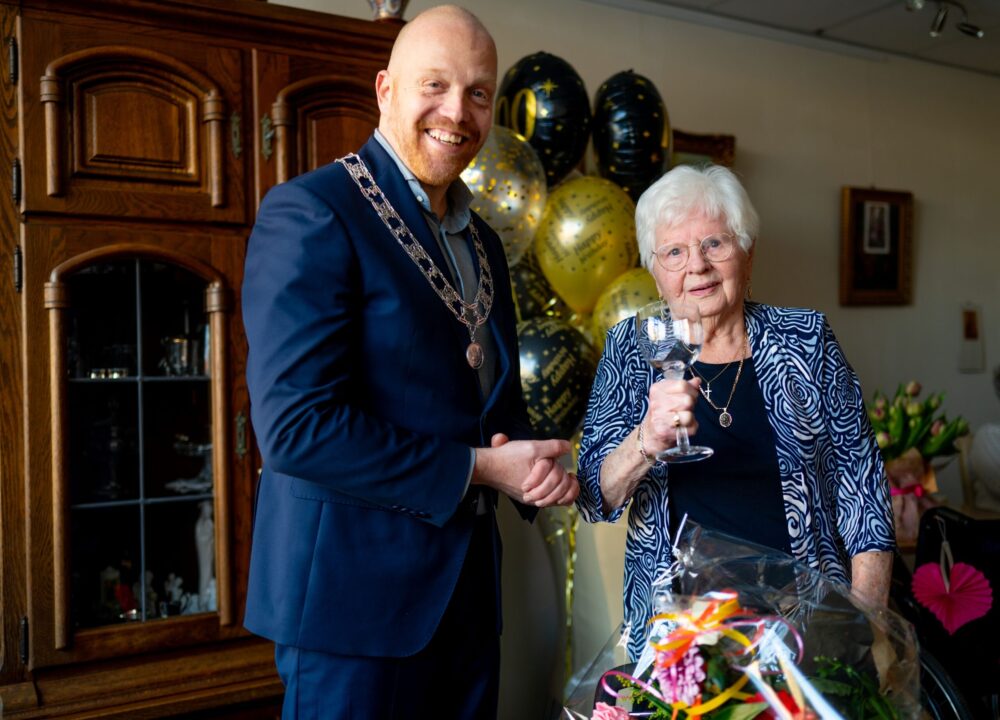 Locoburgemeester Hein de Haan feliciteert 100-jarige Cecilia IJsselmuiden