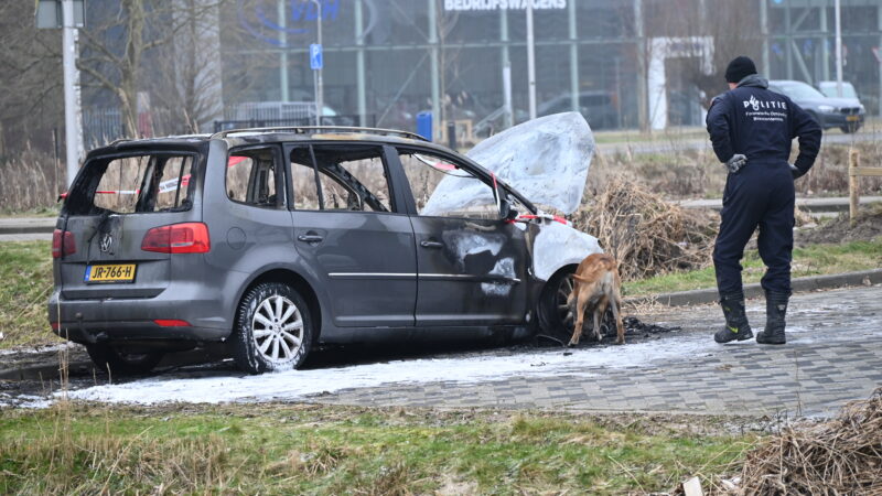 Opnieuw auto uitgebrand in Leeuwarden, politie doet onderzoek