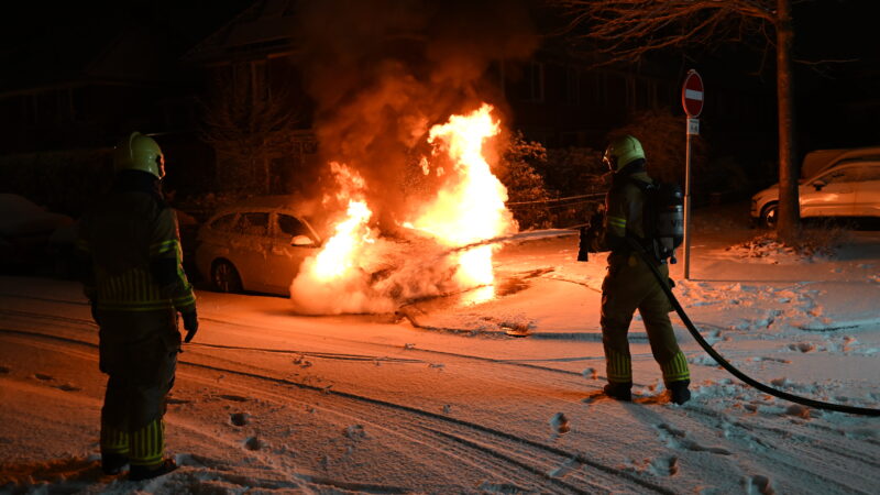 Geparkeerde auto gaat in vlammen op in Leeuwarden
