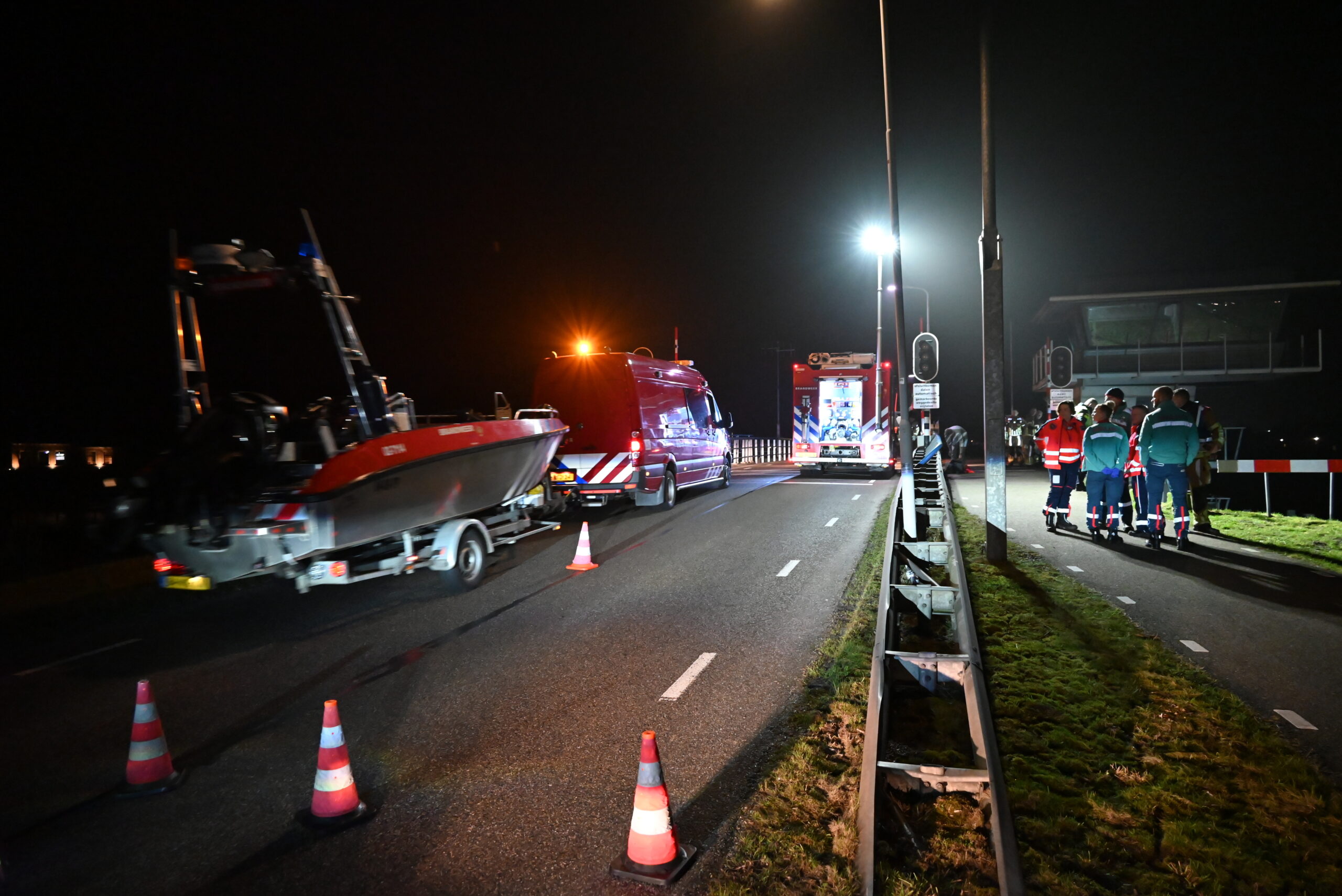 Grootschalige zoekactie naar mogelijk persoon te water in Wergea