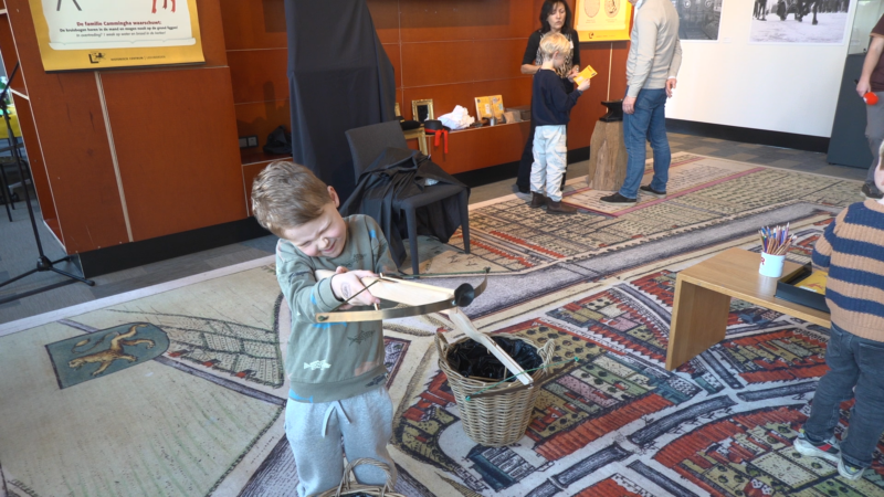 Video: Kinderen leren spelenderwijs over de geschiedenis van Leeuwarden met pake en beppe