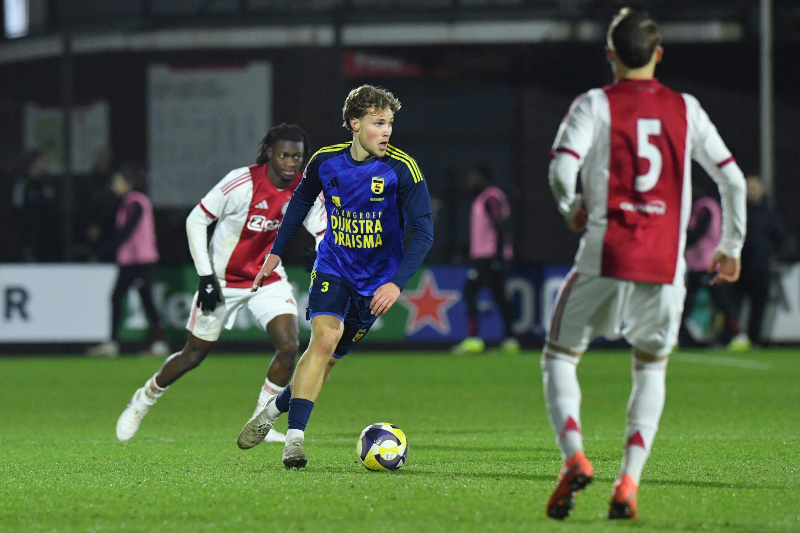 VIDEO: Cambuur houdt hoofd koel en pakt winst op waterkoude Amsterdamse avond