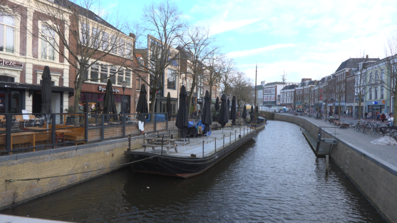 VIDEO: Terrasboot Efeze mag toch blijven liggen in gracht Leeuwarden