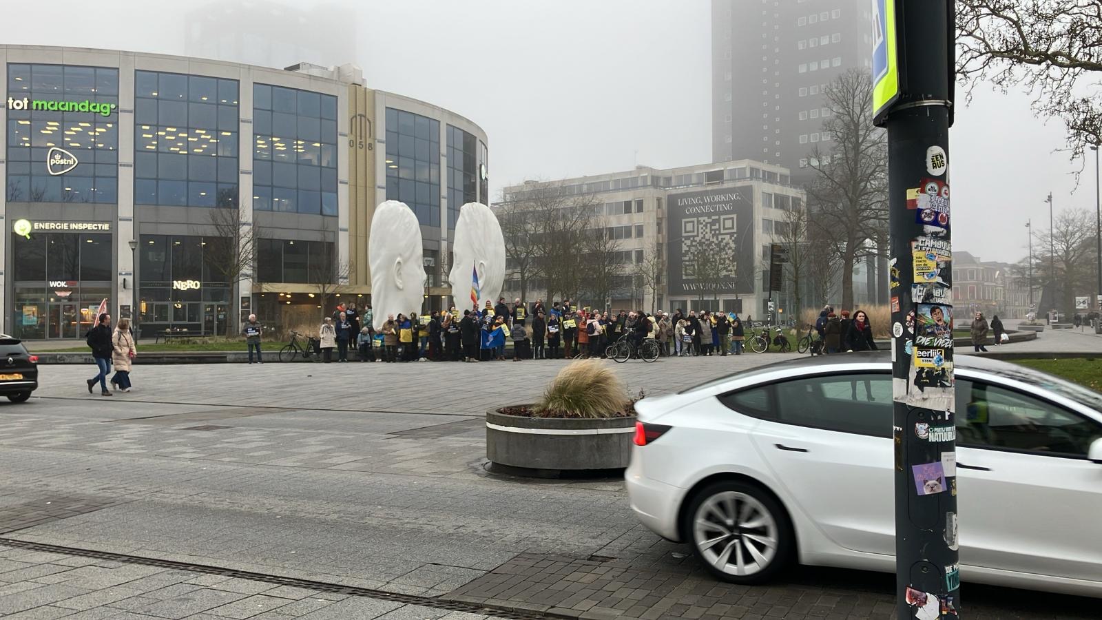 Stil protest Amnesty International bij station Leeuwarden om aandacht en steun te vragen voor Oekraïne