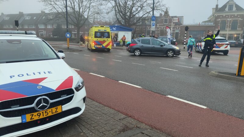 Botsing tussen man op fiets en auto in Leeuwarden