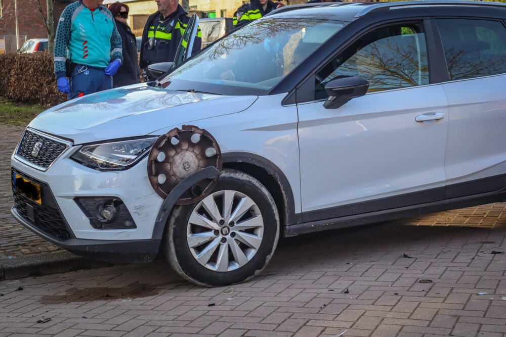 Twee auto’s hard op elkaar op Oldegalileën in Leeuwarden