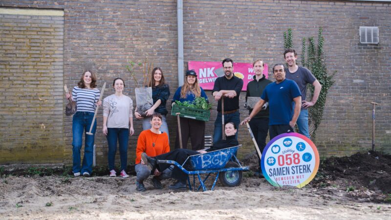 Tegels eruit voor nieuwe tuin: Leeuwarden begint NK Tegelwippen met buurtmoestuin