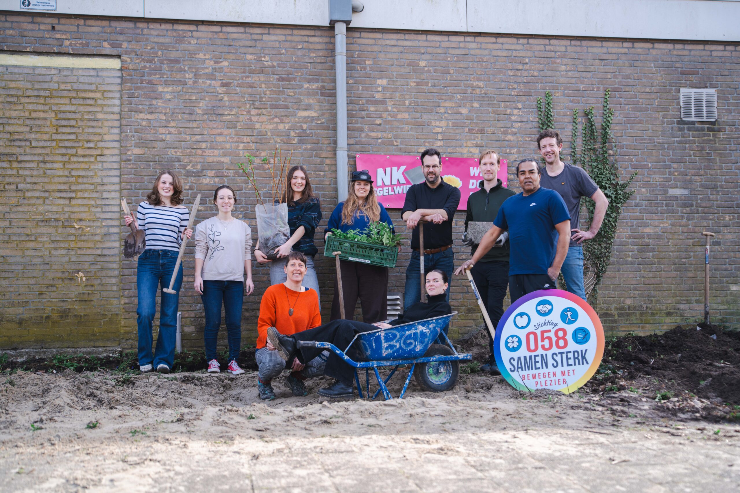 Tegels eruit voor nieuwe tuin: Leeuwarden begint NK Tegelwippen met buurtmoestuin