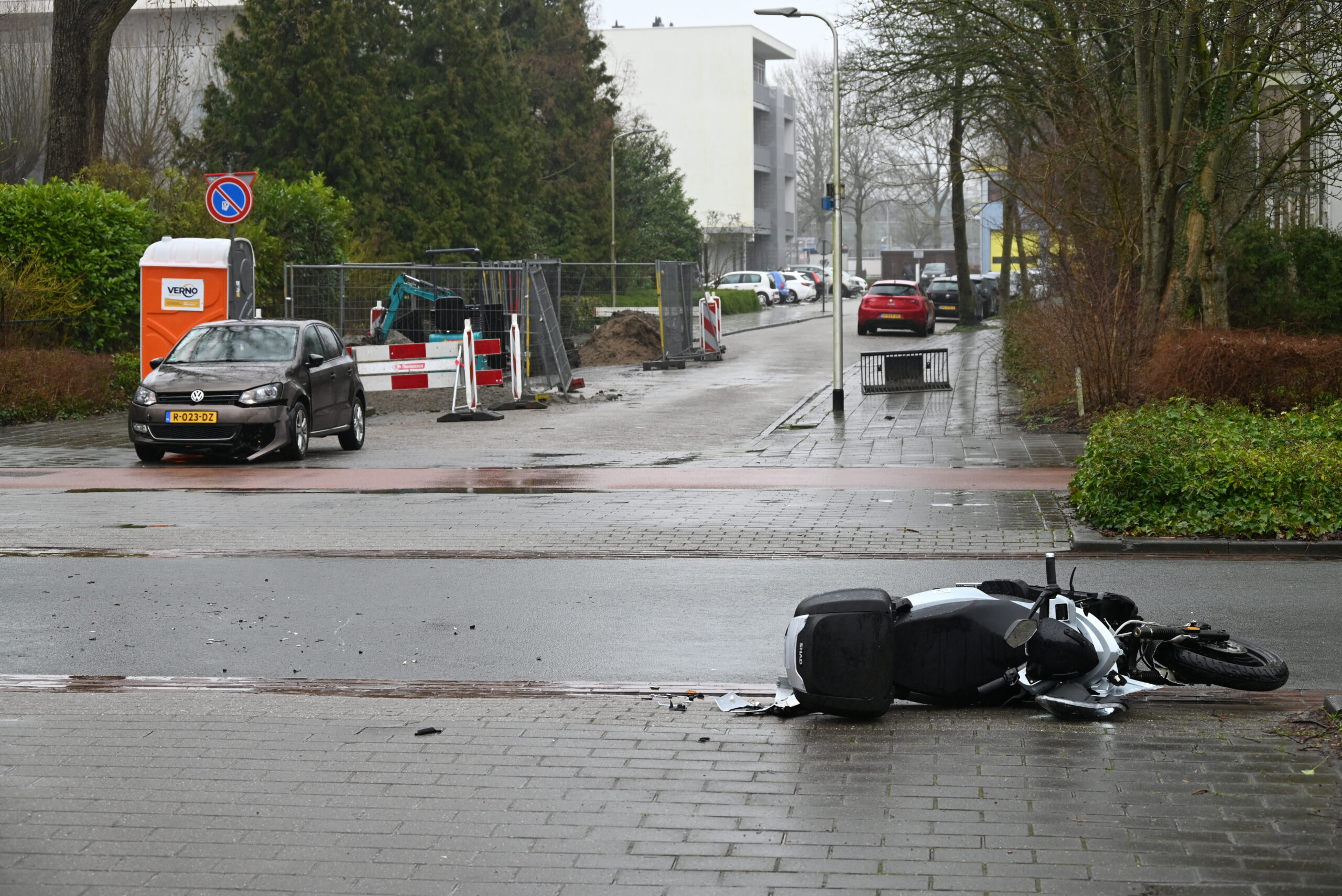 Scooter flink beschadigd na hevige botsing met auto in Leeuwarden