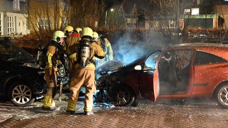 Voertuig flink beschadigd na autobrand in Leeuwarden