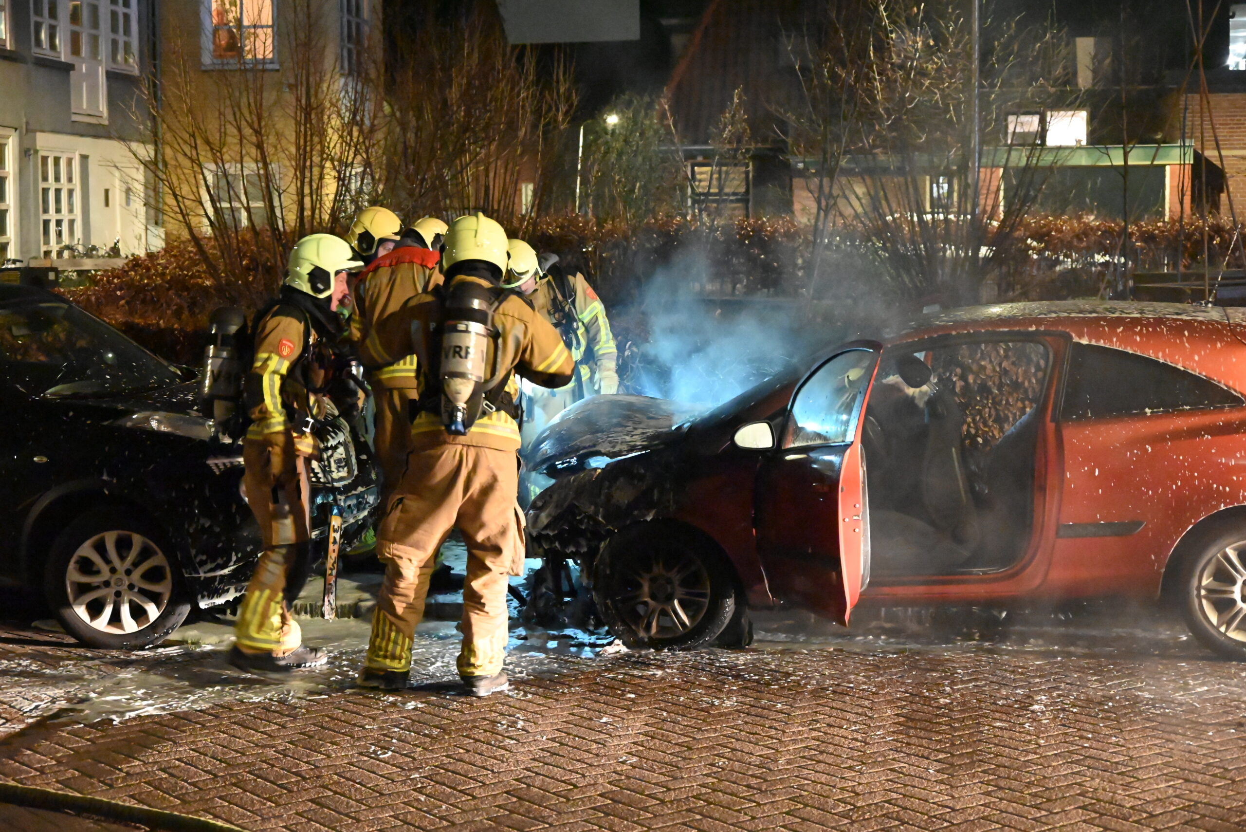 Voertuig flink beschadigd na autobrand in Leeuwarden