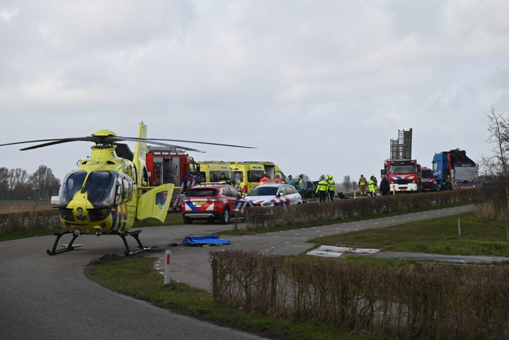 Traumahelikopter ingezet na zware crash tussen bestelbus en vrachtwagen