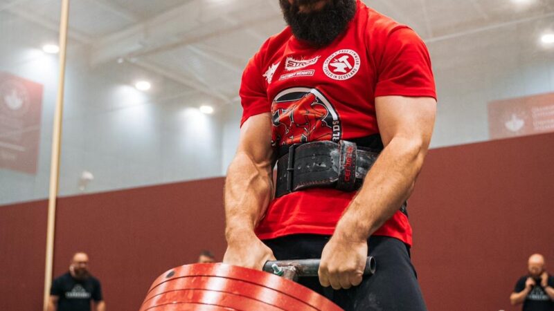 Leeuwarden strijdtoneel van pure spierkracht tijdens gevecht om noordelijke titel: ´Het is bijzonder om te zien hoe sterk iemand kan zijn’