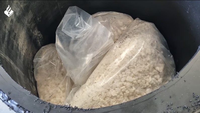 Burgemeester Sybrand Buma grijpt in: twee woningen in Leeuwarden gesloten na drugsvondsten.