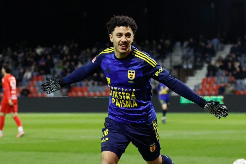 VIDEO: Cambuur wint moeizaam bij Helmond Sport en zet stap richting promotie