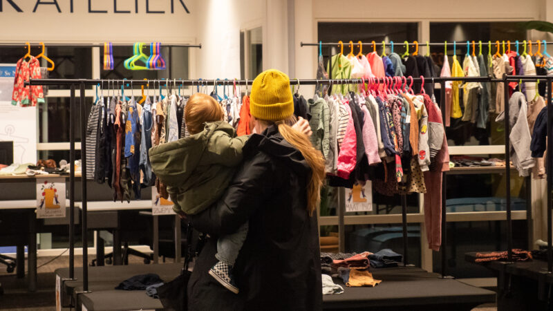 Kledingruil voor kinderen slaat aan in Leeuwarden: Het Gele Laarsje trekt steeds meer Gezinnen