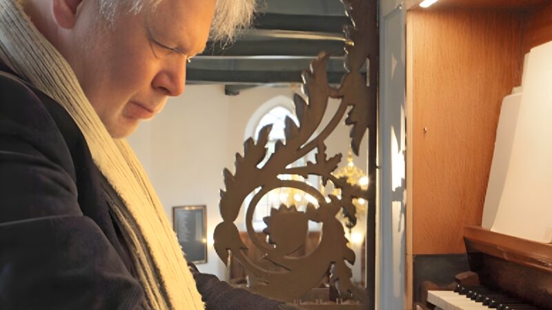 Orgelklanken van Bach vullen Dorpskerk Huizum: orgelconcert door stadsorganist Theo Jellema